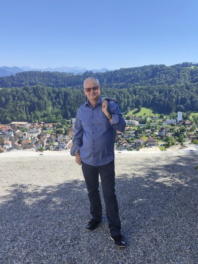 Adrian F. Müller, Gründer von Viventis, vor einem Bergpanorama in der Ostschweiz